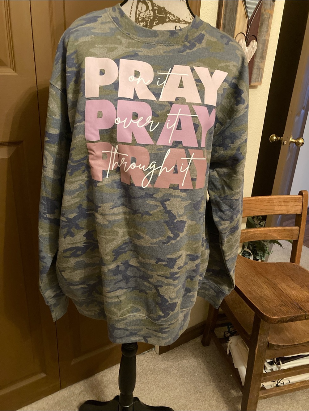 Love in Faith Camo Pray 🙏 GRAPHIC Pullover Sweatshirt NWOT